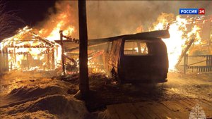 В Свечинском селе из-за пожара в гараже сгорел дом и автомобили