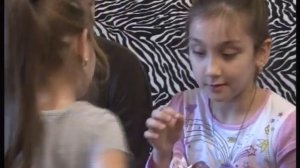 Слепой ребенок, радуется жизни