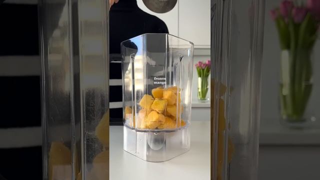 4-ingredient Healthy Mango Smoothie🤩 #healthyrecipes #easyrecipes #snacksrecipe