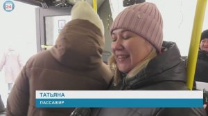 По улицам Абакана курсирует Новогодний троллейбус.