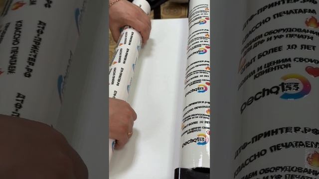 UV-DTF печать на гибридной машине, она может печатать как прямой печатью на столе, так и на рулонах.