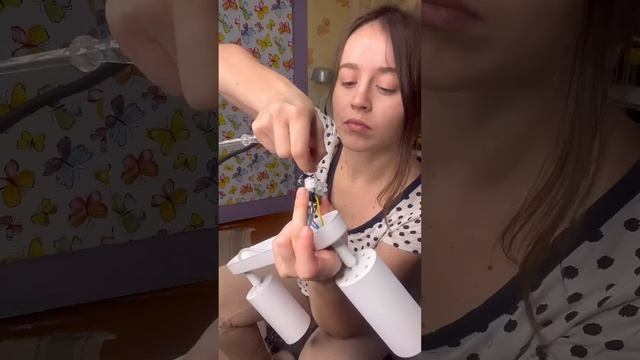 Девочка-электрик или это монтаж