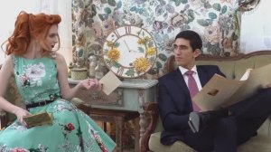 Часы с хризантемами в технике скульптурной живописи