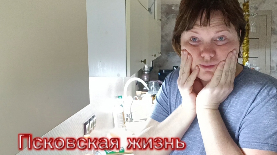 Варю сырный суп и макароны по флотски.Не стоит таких денег