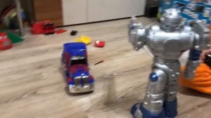 Космический робот-десантник на пульте управления и трансформер Оптимус прайм