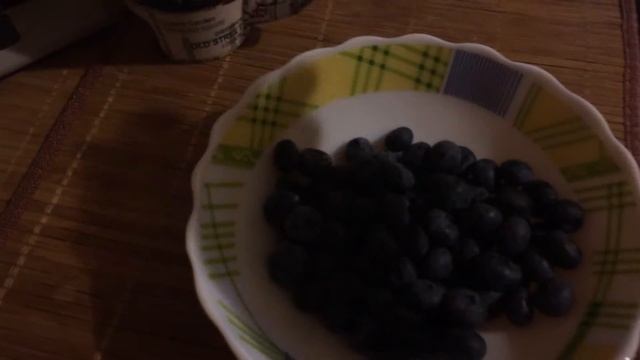 ASMR eating - Yogurt and blueberries / АСМР жевание, чавканье - Йогурт и голубика