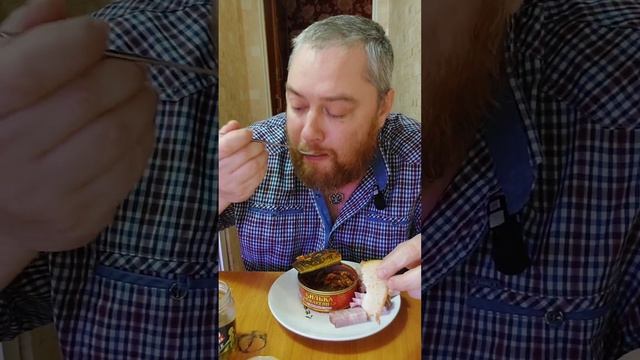 На завтрак. Килька обжаренная в томатном соусе. Дегустация.  #мукбангроссия  #дегустация #еда
