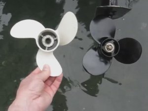 Настоящий грузовой винт "Слоновье ухо" на моторе Tohatsu MFS-6B! Сравнение со штатным винтом.