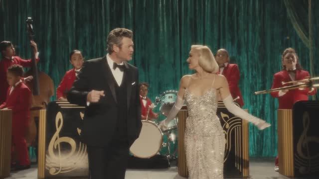 Gwen Stefani - You Make It Feel Like Christmas ft. Blake Shelton