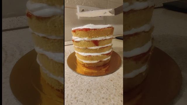 Сборка торта Клубничный йогурт #тортомск #тортназаказ #cake #тортназаказомск #омск #сборкаторта