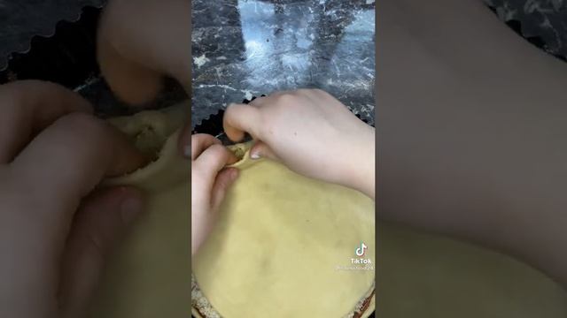 как правильно защипывать пирог.. смотрите.