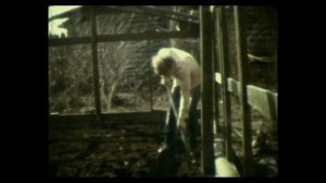 Миша копает огород