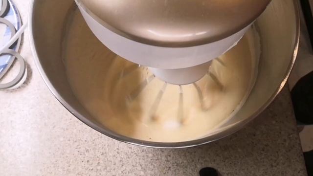 Тортик с маковым бисквитом, с начинкой из рома, малинки. Крем-чиз с цедрой лимона