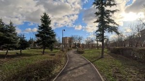 СКВЕР МОЛОДОЙ ГВАРДИИ УКРАШАЮТ К НОВОМУ ГОДУ В ЛУГАНСКЕ -ВЕСНА УЖЕ БЛИЗКО