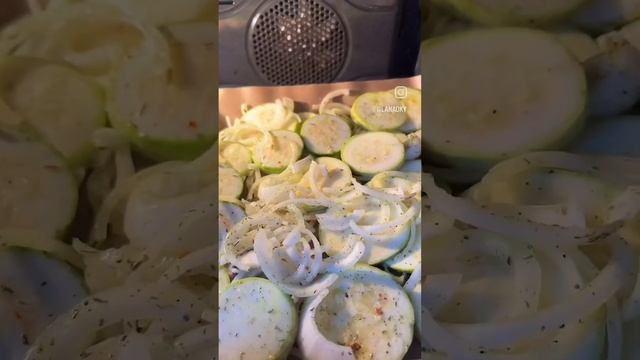 Турецкая закуска из кабачков🥒 кабачки,Лук, брынза, греческий йогурт и специи #турецкаякухня #закуск