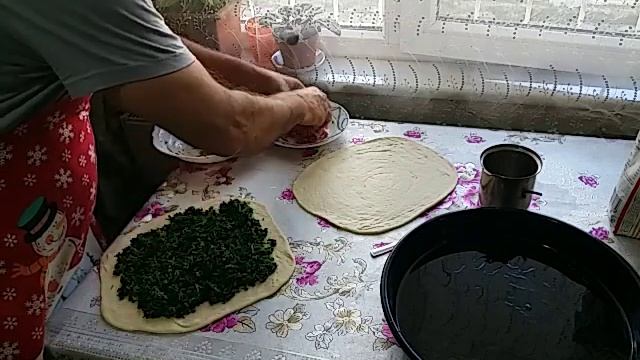 Кутаб с крапивой молодой и мелко нарубленной бараниной !За уши не оторвать!Видео от  маэстро Ахмеда