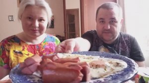 обжор - сосиски с пюрешкой, яичница, каша с сухофруктами, кефир, кофеек.