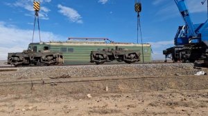 Уборка с перегона разбитого после крушения электровоза - Cleaning up a broken electric locomotive