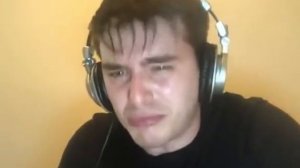 мужик работает за компьютером