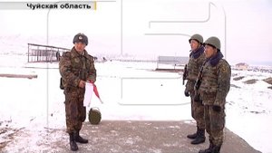 Стрельбы солдат-срочников на учебном полигоне Ала-Тоо