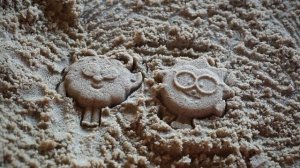 We play with the sand, the cartoon characters of the Smeshariki sing songs.