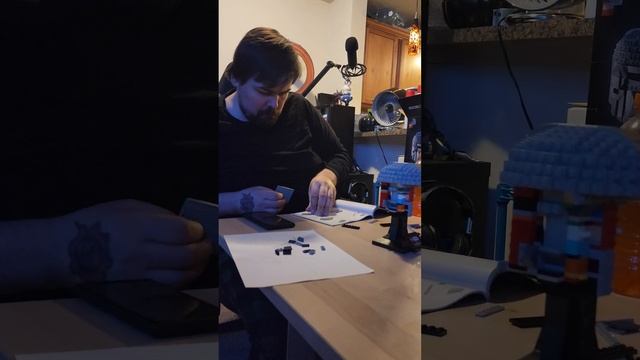 Gryz builds the LEGO Mandalorian Helmet (Part 1) смотреть онлайн