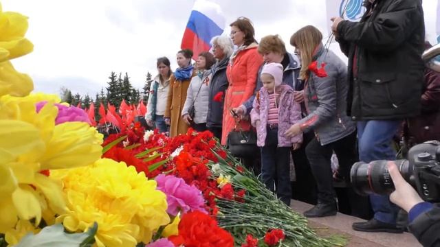 Торжественное возложение цветов к Монументу Славы. 09.05.2017