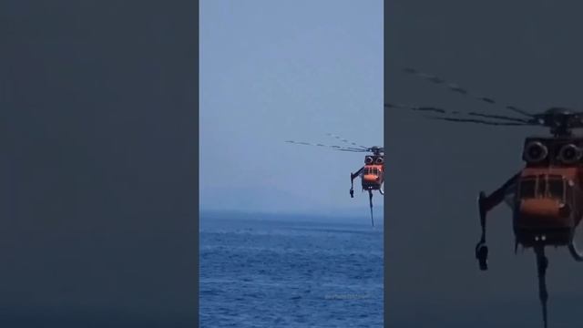 ☝️забор воды пожарным Sikorsky S-64 для тушения 🔥