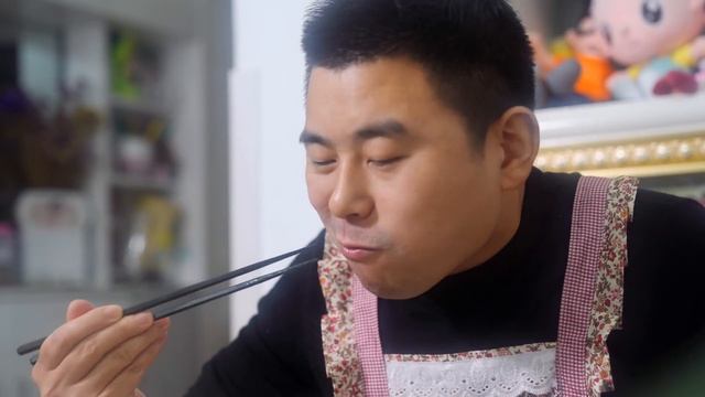 【超小厨】2斤五花肉，做道“板栗红烧肉”，还有山东煎饼配大葱，上头不止一点点！