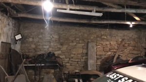 Загоняем трактором Тойоту в гараж и начинаем ремонт