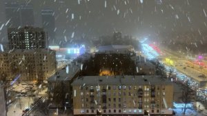 Зимнее вечернее окно, вид на снежный город.