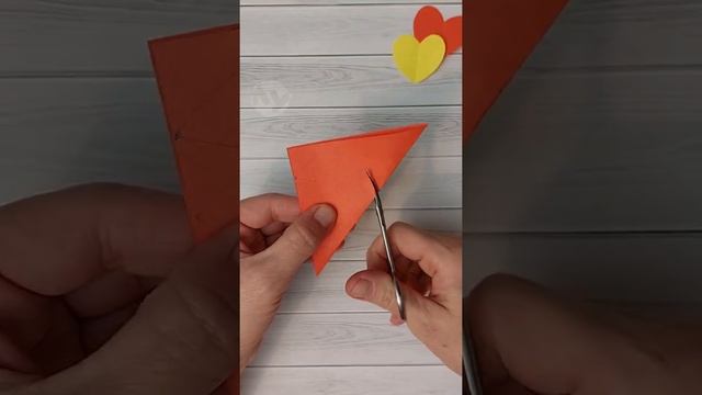 Как вырезать сердечки из бумаги / How To Make Paper Hearts #Shorts смотреть онлайн