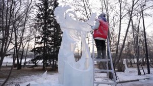 Щелкунчик уже на месте: в Красноярске начался фестиваль ледовых скульптур