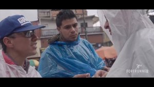 Папа Франциск и  книга "Великая борьба"  прибыли в Колумбию. Крис Хадсон