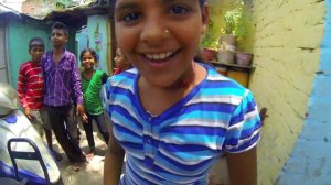 Дети в индийских трущобах.