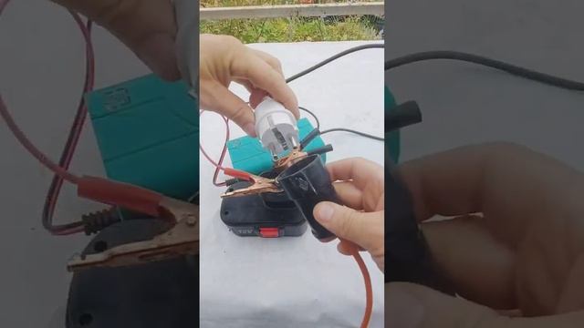 Лайфхак как зарядить аккумулятор шуруповёрта зарядкой для автомобиля #самоделка #diy #tool #лайфхак