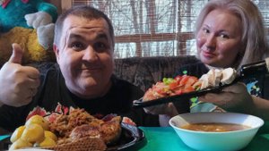 Обжор - жареный окорочок, лесные грибы, щи, картофан, салатик