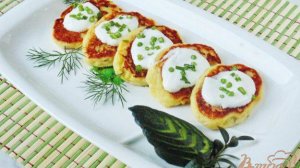 Картофельные оладьи со сметаной.