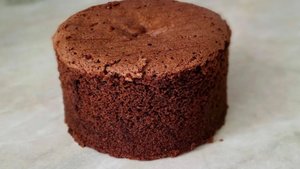 Шоколадно шифоновый бисквит. Простой рецепт из доступных продуктов.