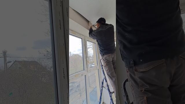 Монтаж натяжного потолка на балконе.