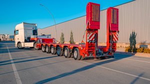 НИЗКОРАМНЫЙ 6-ОСНЫЙ ТЕЛЕСКОПИЧЕСКИЙ ПОЛУПРИЦЕП KMD6 С ГИДРАВЛИЧЕСКИМ ГУСЬКОМ