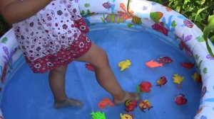 Играем в бассейне Ловим рыбку, крабов и крокодила Grając w basenie Łowimy ryby, kraby i krokodyle