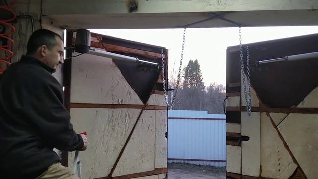 Установка автоматики для распашных ворот Home Gate в гараже.