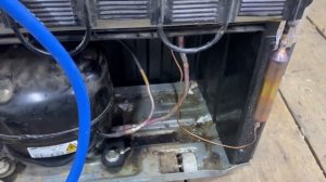 Ремонт холодильника Самсунг,установка внешнего конденцатора, утечка конденцатора в запененой части