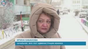 В Абаканских дворах убирают последствия снегопада