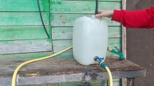 Отличная автомойка из пластиковой канистры Поливалка своими руками