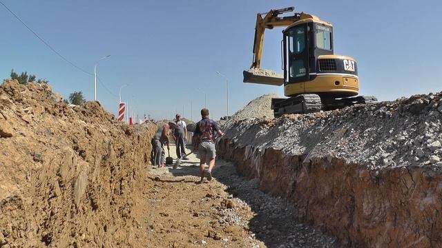 Монтаж лотков на песчаную основу. Мини экскаватор. смотреть онлайн