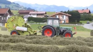 Прессподборщик Claas  Rollant 44 в  работе.