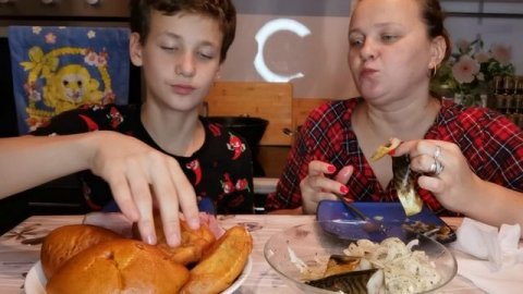 Мукбанг Пироги, скумбрия