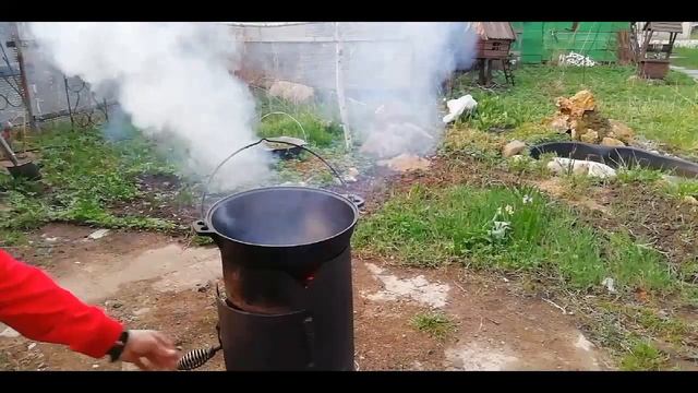 Куриные крылышки в казане на костре